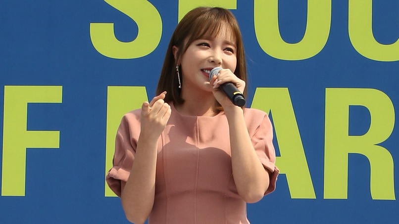 가수 홍진영, 악플러 경찰에 고소…'선처 없이 강경 대응'