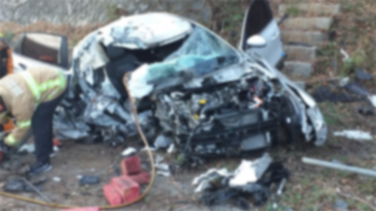 경남 진주서 내리막길 달리던 SUV 가로수 충격…4명 사상