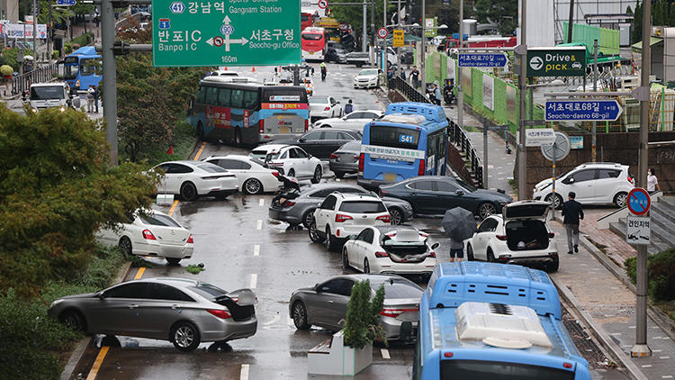 폭우에 차량 3000대가 '둥둥'…외제차만 800여대 침수