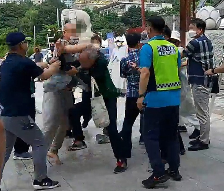 강남 봉은사 앞에서 승려들이 노조원 폭행…'인분 추정 오물도 투척'