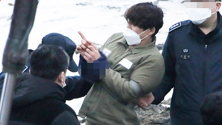 이기영, '수의' 입고 시신 수색 현장검증