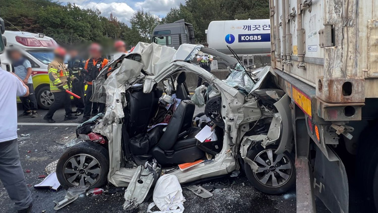 대형 트럭 사이에 낀 승용차…탑승자 3명 부상