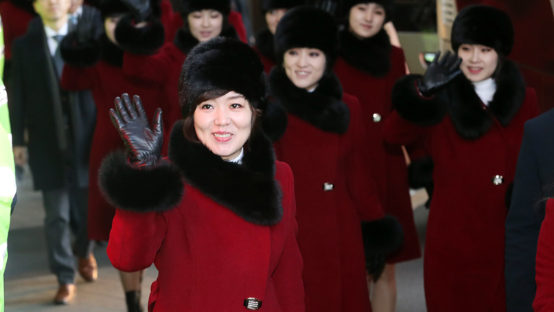 손인사하는 북한예술단원들