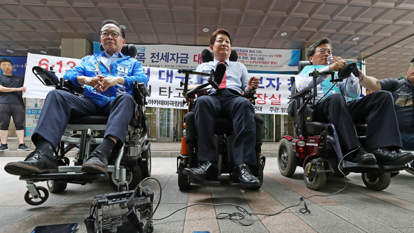  대구시장 후보들의 전동 휠체어 체험