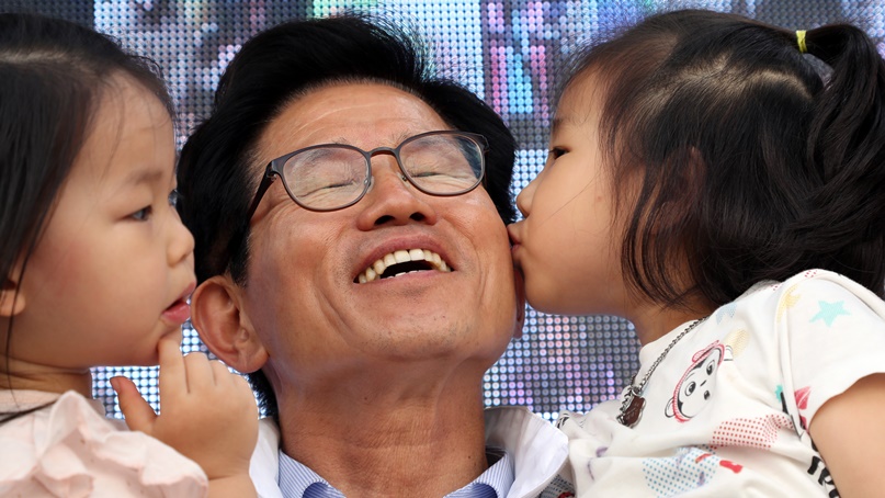어린이들 뽀뽀 받는 김문수 후보