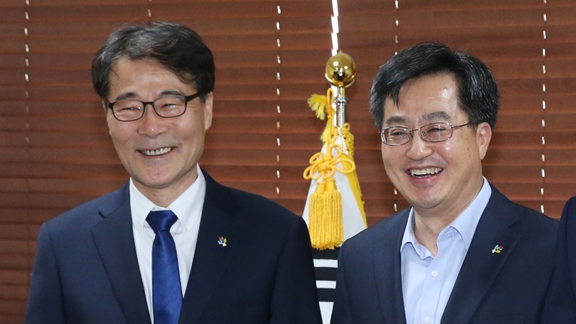 靑, '김동연-장하성 회동' 공식 협의체 전환 검토