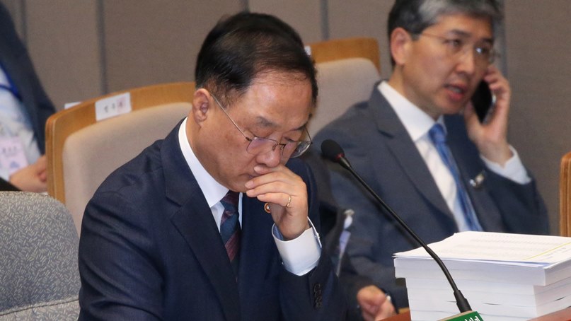 홍남기 '고용상황 엄중…민생경제 추가 대책 고민'
