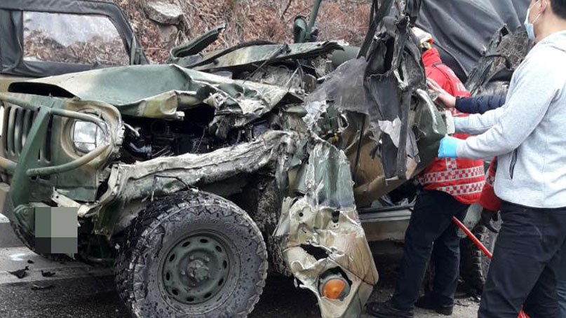 철원서 군용지프와 화물차 충돌…2명 사망·4명 부상
