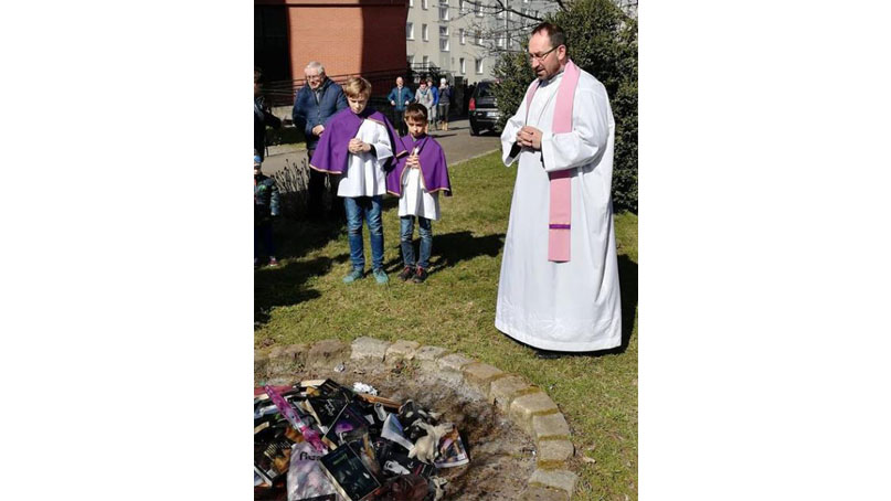 폴란드 사제들, 해리포터 화형식 거행해 논란