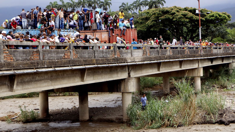 베네수엘라인들, 국경 바리케이드 뚫고 탈출행렬