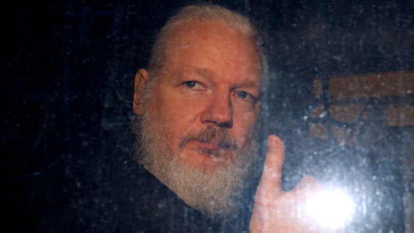 '위키리크스' 어산지 체포…트럼프 '모른다' vs 힐러리 '소행 밝혀라'