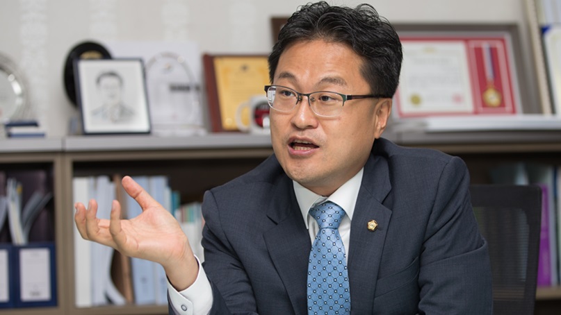 '성추행 피소' 민주당 김정우 의원 '실수였다' 혐의 부인