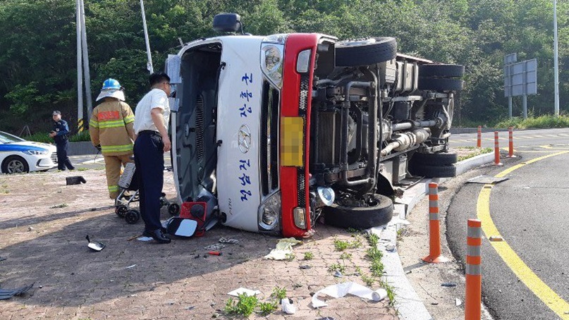 전남 장흥 교차로에서 버스-승용차 충돌…5명 사상