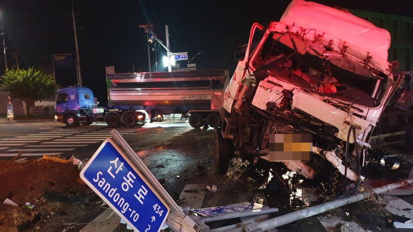 아산서 통근버스-화물차 충돌사고…2명 사망·32명 부상