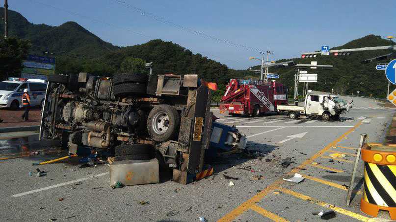 점멸신호 교차로서 트럭끼리 충돌…3명 사망·1명 부상
