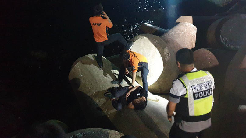 속초 대포수협 앞바다에 승용차 추락…여성 1명 숨져
