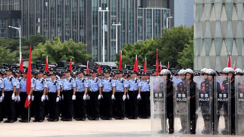 홍콩 시위 겨냥?…中 선전에 무장경찰·장갑차·물대포 집결