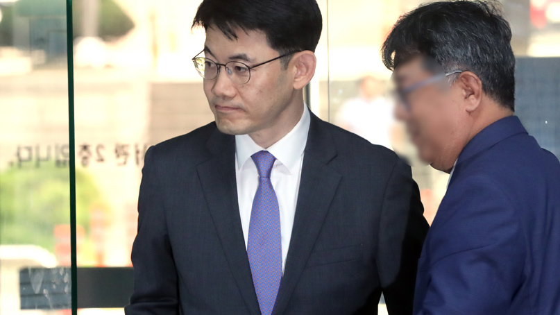 '김경수 법정구속' 성창호 판사, 피고인석에…혐의 전면 부인