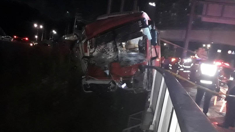 광역버스-승용차 충돌로 20명 사상…다리 난간 매달린 버스 '극적 구조'