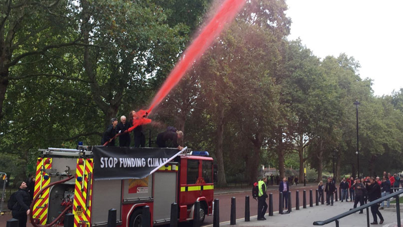 英 환경단체, 소방차로 '가짜 피' 1800리터 뿌리며 시위