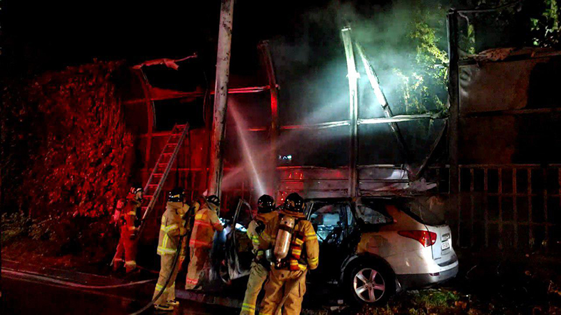 서울 올림픽대로서 승용차 추돌 후 화재…2명 부상