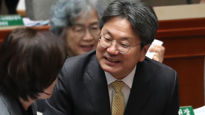 '사과할 거냐' 질문에 강기정 웃음만…한국당 의원들 예결위 '보이콧'
