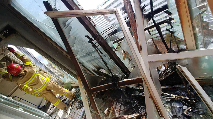 부산 아파트 14층서 가스 폭발사고…40대 추락사