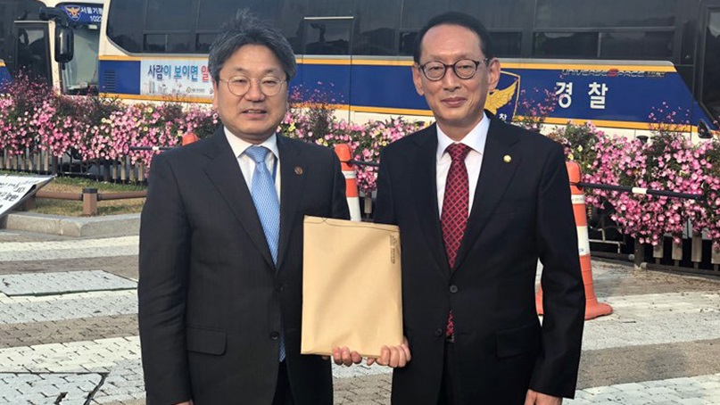 한국당, 文대통령이 요청한 '민부론·민평론' 靑에 전달