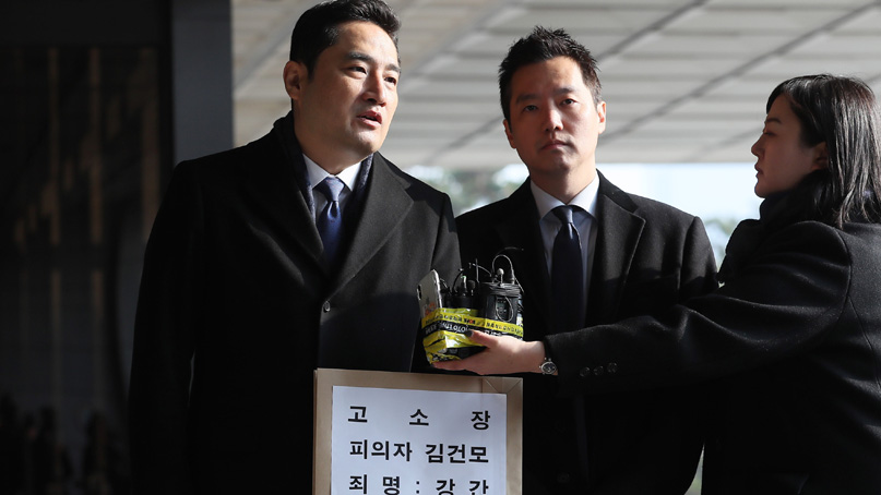 강용석, '김건모 성폭행 의혹' 고소…김건모측 '사실무근'