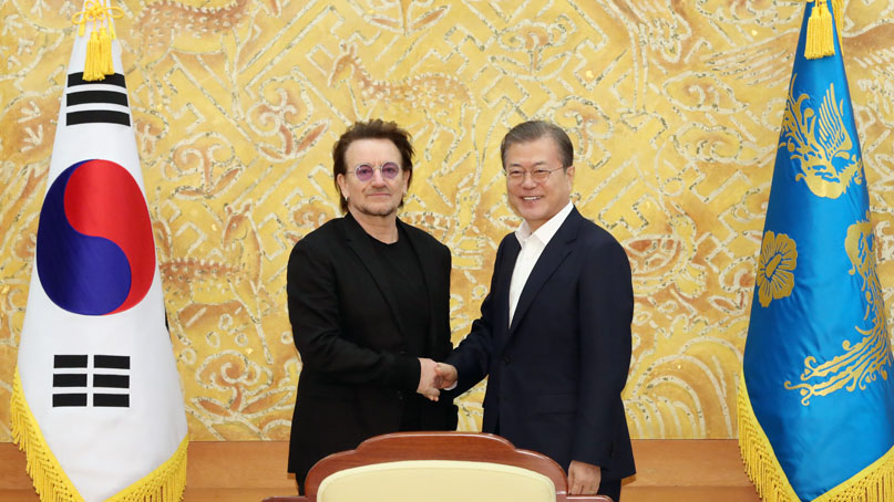 文대통령, 'U2 보노' 만나 '남북 평화 통일 메시지 감사'