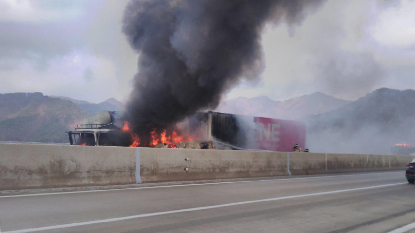 트레일러가 고속도로 갓길 트럭 추돌 화재…2시간 통행 통제