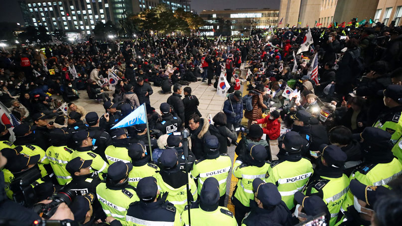 한국당 규탄대회 참가자들 국회 본청 난입 시도…경찰 폭행 1명 체포 