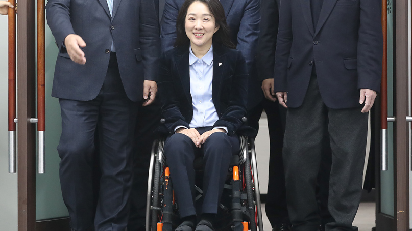 민주당 인재영입 1호에 최혜영 교수…'장애가 불편 아닌 세상을'