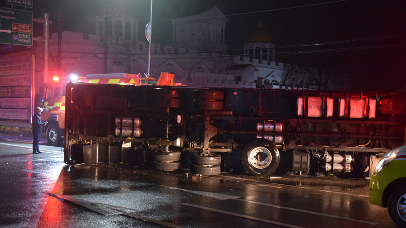 교차로서 택시-7.5톤 트럭 충돌…2명 사망·1명 경상
