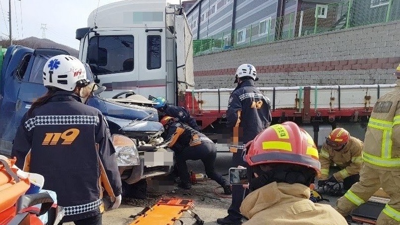 경기 곤지암 교차로에서 트럭끼리 교통사고…2명 사망