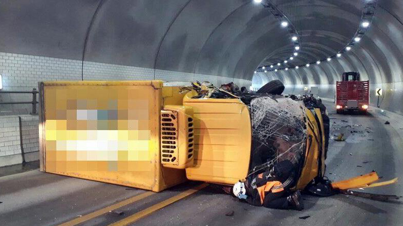 경기 용인 터널서 트럭 2대 정면 충돌…2명 중경상