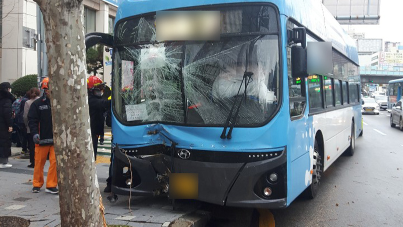버스 운전자 실신해 가로수 충돌…1명 사망·17명 부상