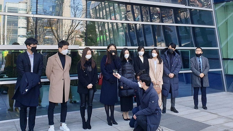 마스크 쓰고 눈물 흘린 MBC 아나운서들…法 '해고 부당하다' 첫 판단