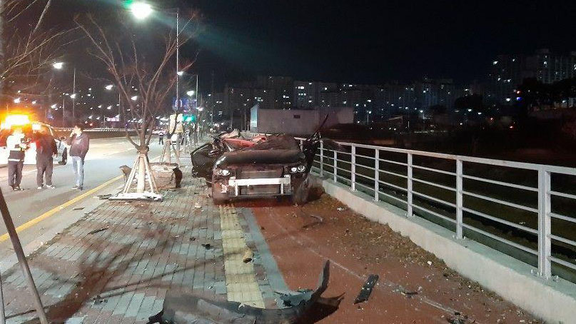 광주 지하차도 교통사고로 승용차 '두동강'…20대 5명 사상