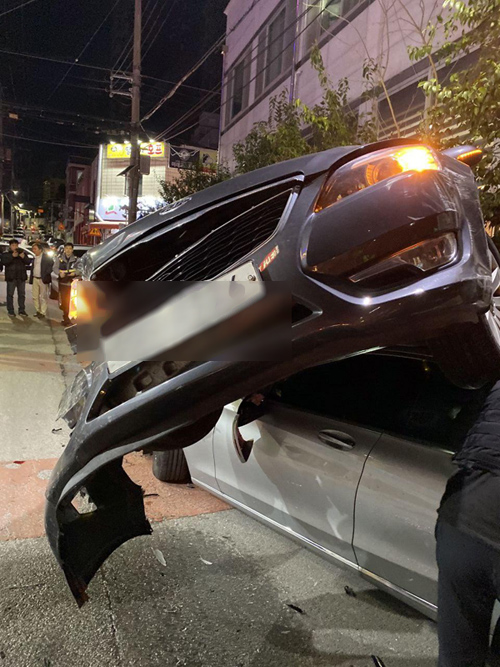 '만취운전' 30대男, 차량 연쇄추돌 후 지붕 위로 올라타 