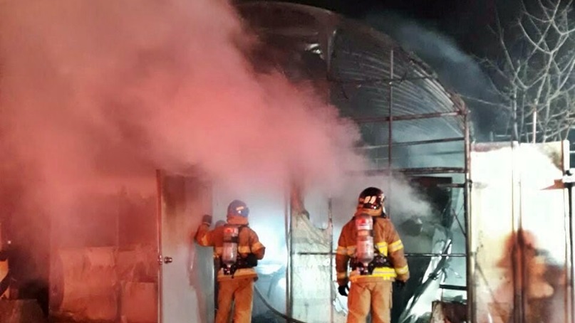 경기 시흥 주거용 비닐하우스 화재…60대 부부 사망