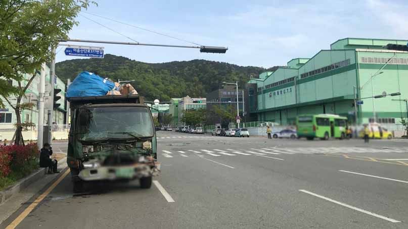 폐기물 트럭-마을버스 충돌, 12명 경상…'신호위반 추정'