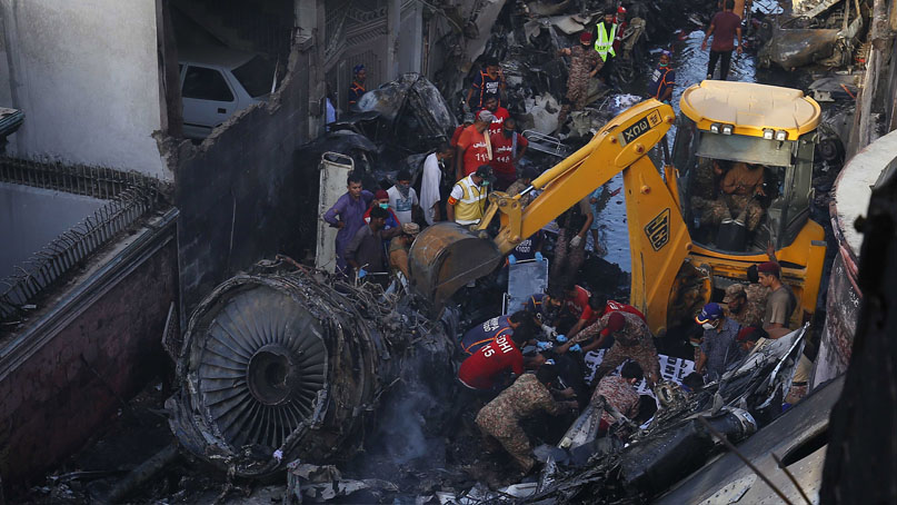 파키스탄 여객기 추락 99명 중 2명 생존…주택가 떨어져 피해 커질 듯