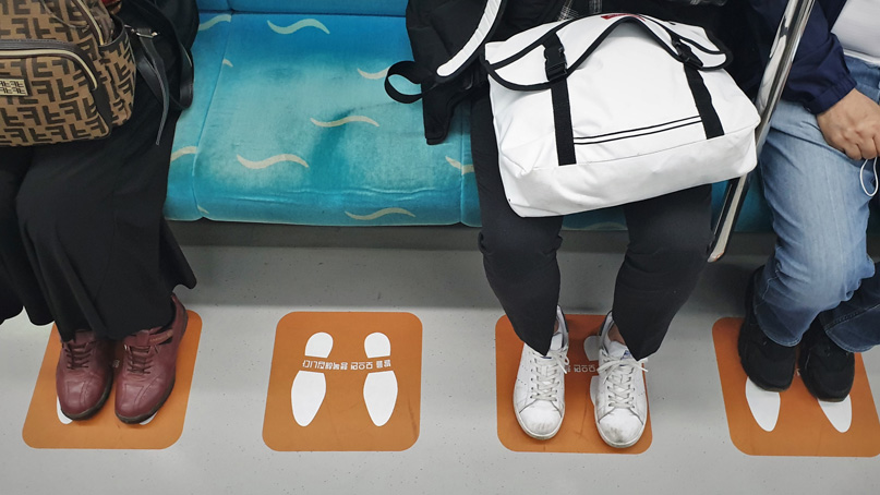 '지하철 쩍벌남 그만'…인천교통공사, 전동차에 '발바닥 스티커' 