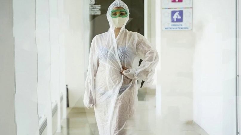  '보호복 속 비키니 논란' 러시아 간호사 징계에 응원 봇물