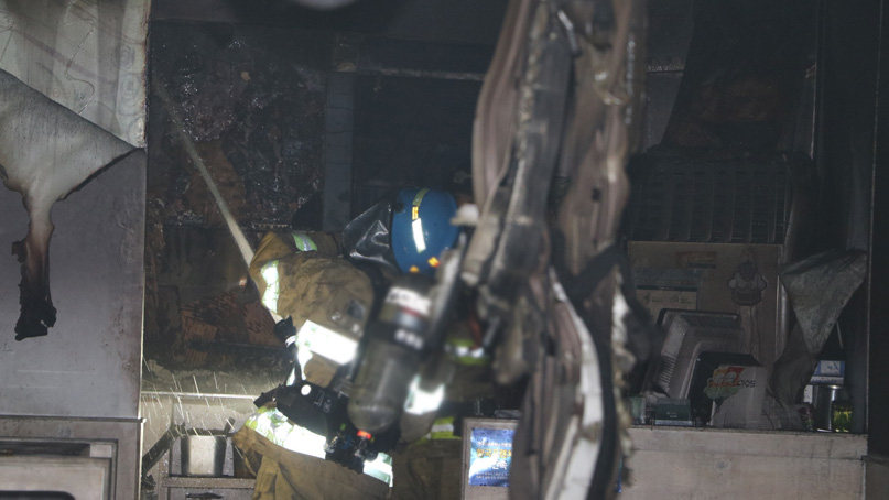 군포 8층 건물 화재…연기 흡입 30대 남성 숨져