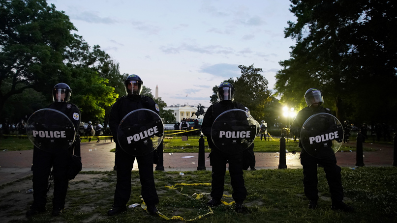 美, 워싱턴 병력 '해외 파병' 수준으로 늘려…백악관 공원엔 '쇠울타리'