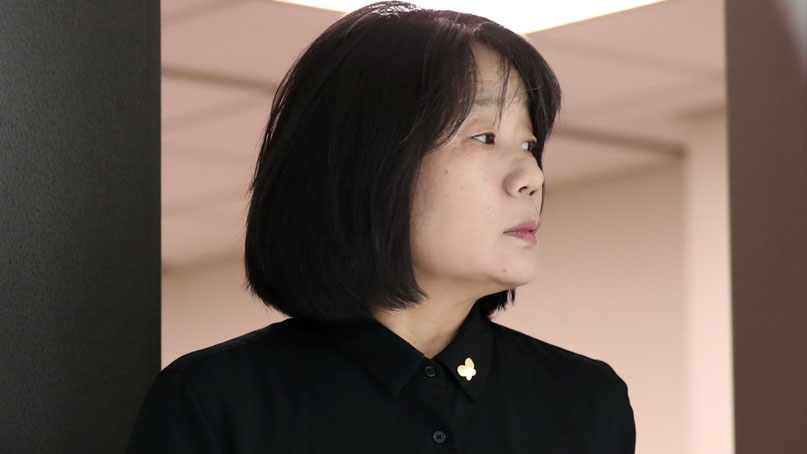 윤미향, 기자들과 신경전…최배근 '살인병기가 되어버린 검찰·언론'