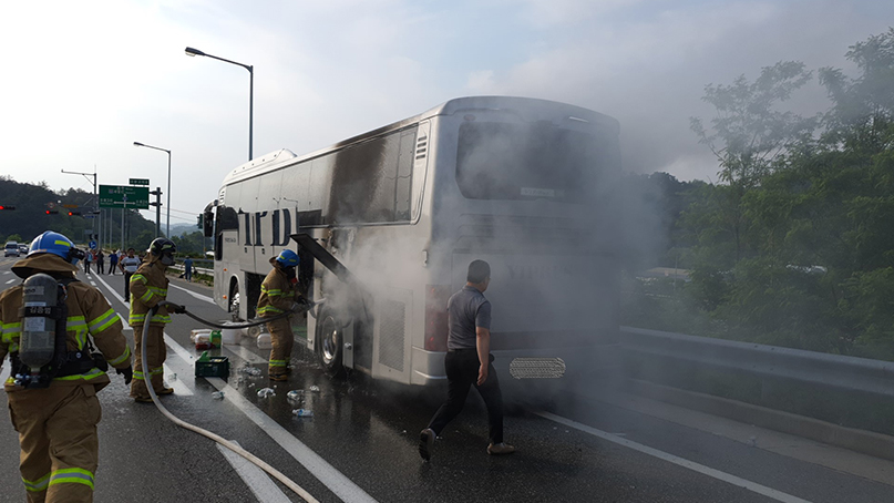 승객 17명 태우고 달리던 관광버스에서 불…인명피해 없어