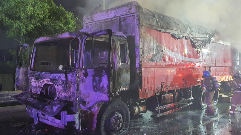고속도로 달리던 11톤 택배트럭 화재…택배 2천여개 소실